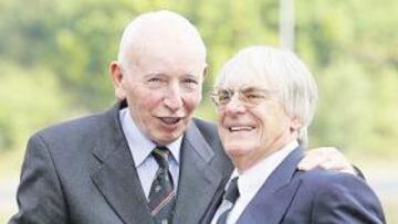 <b>CON EL GRAN JEFE. </b>Surtees, a la izquierda, junto a Bernie Ecclestone, el patrón de la F-1.