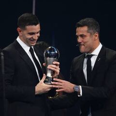 Dibu Martínez, mejor que Courtois