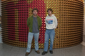 Javier Ojanguren y Javier Echávarri, Besmaya, en la fábrica de Mahou en Alovera. / Óscar Lafox.