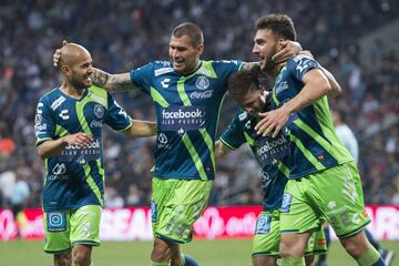 No son los halcones marinos de Seattle, son los ‘Camoteros’ del Puebla dirigidos por Enrique ‘El Ojitos’ Meza. ‘La Franja’ sorprendió a propios y extraños llegando al estadio BBVA Bancomer y quitándole el invicto como local a Rayados de Monterrey. Con un uniforme muy poco habitual color gris con vivos en verde, el equipo poblano se llevó el triunfo 1-3 siendo sin duda la sorpresa de la semana en el futbol mexicano. Todo esto el día del cumpleaños número 70 de su entrenador Enrique Meza, quien los tiene en puestos de liguilla en este momento.