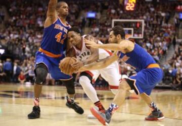 DeMar DeRozan de los Raptors entre Lance Thomas y José Calderón de los New York Knicks.