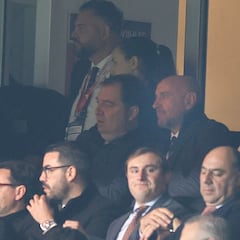 Monchi se estrenó en directo ante los escombros de su obra