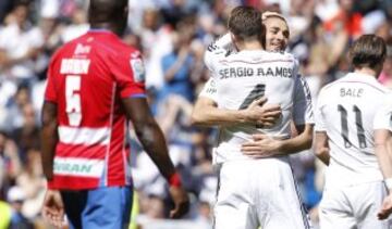 Benzema celebra el 5-0 con Sergio Ramos. 