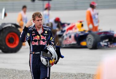 Para la siguiente parada del Mundial el destino tenía preparado una de esas imágenes que los aficionados no olvidan. Webber volvió a lograr la primera posición de la parrilla de salida, seguido por el McLaren de Hamilton y el Red Bull de su compañero de equipo, Vettel. En la carrera llegó el desastre ‘energético’: vuelta 41 y Webber y Vettel se tocan en la recta antes de la curva 12 cuando iban camino de un doblete. El alemán tuvo que abandonar y el australiano bajó hasta la tercera plaza. El triunfo fue para Hamilton seguido por Button. Webber mantiene el liderato (93), seguido por Button (88), Hamilton (84), Alonso (79) y Vettel (78).