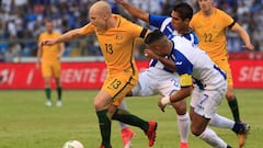 Soccer Football - 2018 World Cup Qualifying Playoffs - Honduras v Australia - Olimpico stadium, San Pedro Sula, Honduras - November 10, 2017. Aaron Mooy of Australia and Emilio Izaguirre and Jorge Claros of Honduras in action. REUTERS/Jorge Cabrera