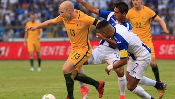 Soccer Football - 2018 World Cup Qualifying Playoffs - Honduras v Australia - Olimpico stadium, San Pedro Sula, Honduras - November 10, 2017. Aaron Mooy of Australia and Emilio Izaguirre and Jorge Claros of Honduras in action. REUTERS/Jorge Cabrera