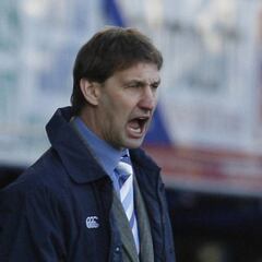 Tony Adams informa a Jiang desde dentro del Granada