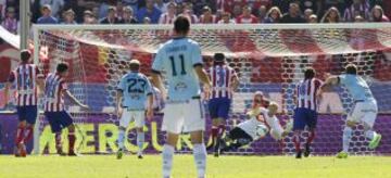 El portero del Celta, Yoel, para un penalti a Diego Costa.