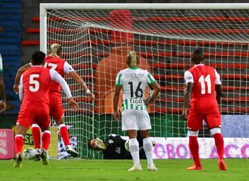 El equipo verde venció a Santa Fe en la primera fecha de la Liga BetPlay. Neyder Moreno y Vladimir Hernández, anotaron los goles de la victoria en el Atanasio Girardot. 