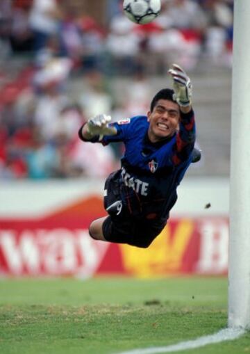 Oswaldo Sánchez, uno de los porteros mexicanos más destacados inició su carrera defendiendo los colores de Atlas, en los años de 1993 a 1996.