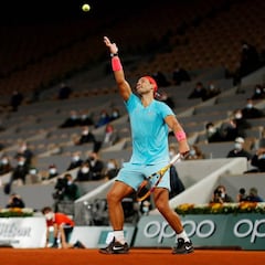 Rodillo en el primer partido indoor de Nadal en Roland Garros