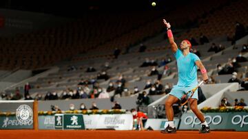 Rodillo en el primer partido indoor de Nadal en Roland Garros