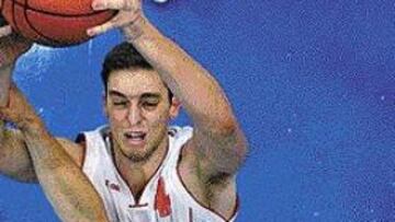 <b>DETERMINANTE.</b> Pau Gasol se mostró resolutivo dentro y fuera de la zona, con mates y, también, triples.