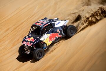 Cristina Gutiérrez y Pablo Moreno en la segunda etapa del Abu Dhabi Desert Challenge. 