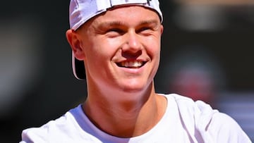 El tenista danés Holger Rune posa con una camiseta de homenaje a Rafa Nadal durante un entrenamiento en Roland Garros.