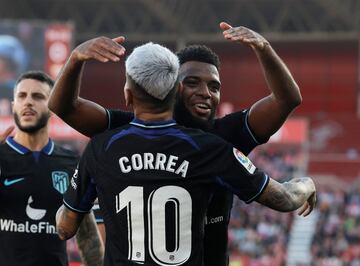 El delantero argentino es felicitado por Thomas Lemar por su gol al Almer¨ªa en el minuto 17.