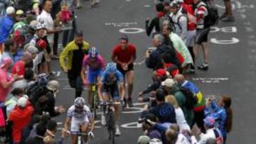 <b>ATAQUE FINAL. </b>Hesjedal (de azul y negro) se marcha con Scarponi a rueda. Detrás, Purito de rosa.