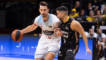 LA LAGUNA, 15/10/2022.- El jugador del Monbus Obradoiro, Leo Westermann, (i) y el jugador del Lenovo Tenerife, Jaime Fernández, (d) durante el partido de la jornada 4 de la Liga Endesa que ambos equipos disputaron este sábado en el pabellón Santiago Martín, en La Laguna.EFE/ Miguel Barreto