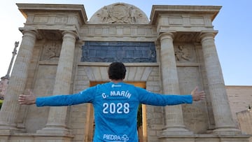 Marín, en la Puerta del Puente Romano de Córdoba