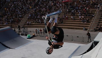 El rider de Scooter Cody Flom tira un flair en el quarter del Central Park del Parc del F&ograve;rum durante el Extreme Barcelona 2021, el domingo 26 de septiembre, con el anfiteatro y el p&uacute;blico del evento de fondo. 