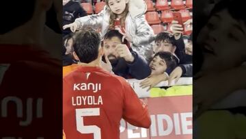 Loyola se iba de la cancha, un hincha lo llamó y el chileno sorprendió a todos con esto