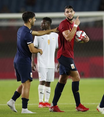 Rafa Mir se lleva el balón del encuentro después de anotar un hat-trick