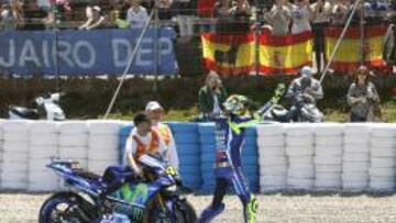 Rossi celebra su victoria con la afición de Jerez.