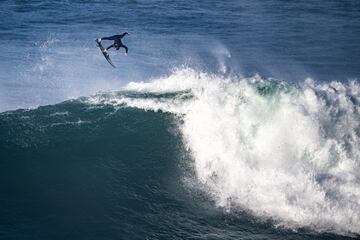 El surfista francés Pierre Rolet, especialista en grandes olas, vuela de forma acrobática en una sesión de surf en Praia do Norte, en Nazaré. La localidad portuguesa, donde se ven las olas más grandes del mundo, es uno de los paraísos del surf por su cañón de aguas profundas que hace que olas gigantes rompan de forma extraña cerca de la costa.