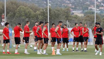 El Atl&eacute;tico en grupo en su sesi&oacute;n m&aacute;s cholista en Los &Aacute;ngeles de San Rafael. 