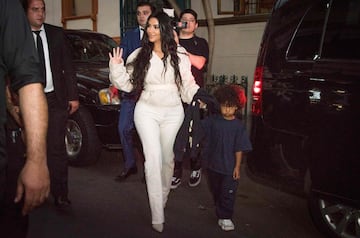 Kim Kardashian paraliza Armenia para el bautizo de sus hijos