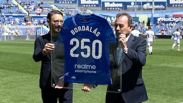 Ángel Torres posa junto a José Bordalás.