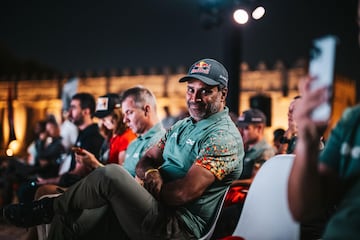 Nasser Al Attiyah con Sebastien Loeb al fondo, como representantes de Dacia en la previa al inicio del Abu Dhabi Desert Challenge.