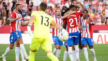 GIRONA, 20/08/2023.- El centrocampista venezolano del Girona FC Yangel Herrera (2d) celebra su gol, durante el partido de la segunda jornada de Liga en Primera Divisi¨®n entre el Girona FC y el Getafe CF hoy domingo en el estadio municipal de Montilivi, en Girona. EFE/David Borrat.