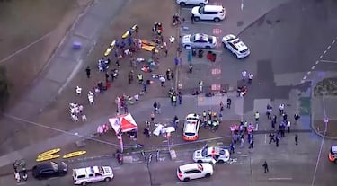 Vista aérea del personal de emergencia trabajando en la escena de un tiroteo en Bondi Beach en Sídney.