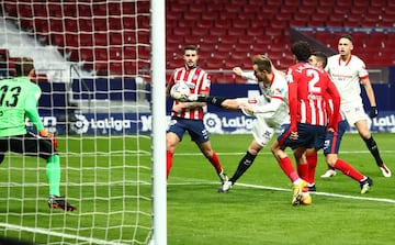 Ivan Rakitic dispara a la porteria de Oblak entre Mario Hermoso, Koke y Jos¨¦ Mar¨ªa Gim¨¦nez.