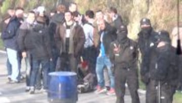 Aficionados del Espanyol custodiados por la Policía después de la agresión