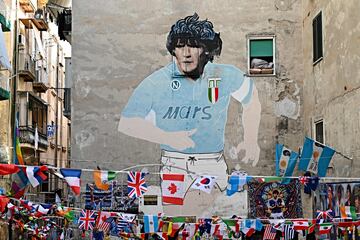 Detalle del gran mural dedicado a Diego Armando Maradona en Quartieri Spagnoli, en el centro de Nápoles.