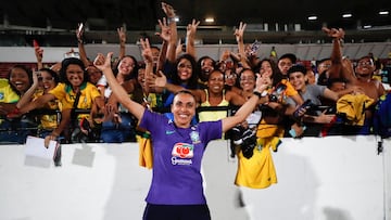 Marta posa con afición durante un entrenamiento con la selección de Brasil.