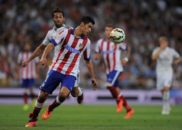 En su paso por el Atlético de Madrid, ingresó de cambio en el Derbi que se disputó en el Santiago Bernabéu.