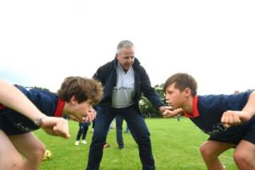 Sean Fitzpatrick, miembro de la Laureus Academy, enseña a dos jóvenes.