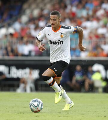 La salida del valencianista al Atlético sigue dependiendo de Correa. Entre rojiblancos y valencianos el acuerdo es total por el español: 60 millones, pero es condición sine quanon que el argentino se vaya al Milán. Aún así, en Valencia se da por segura la marcha de Rodrigo y la dirección deportiva baraja alternativas.