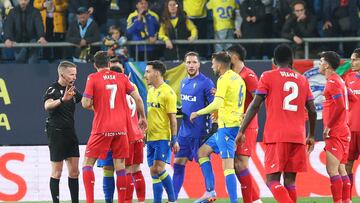 10/03/23 PARTIDO PRIMERA DIVISION 
CADIZ - GETAFE 
CONAN LEDESMA PROTESTANDO A HERNANDEZ HERNANDEZ