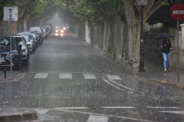 La DANA situada sobre el territorio español ha dejado importantes precipitaciones y tormentas, lo que ha provocado imágenes impactantes con sus consecuencias. Según el pronóstico de la Agencia Estatal de Meteorología (Aemet), que ha emitido un nuevo aviso especial por las lluvias y tormentas que se espera que continúen hasta el lunes. La Comunidad de Madrid y Toledo están bajo aviso rojo ante el riego de que se acumulen 120 litros por metro cuadrado en 12 horas.