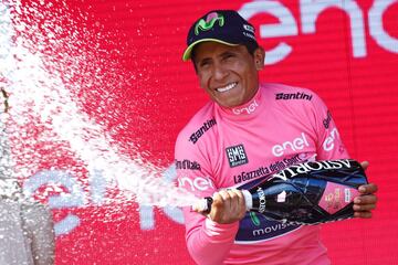 El líder de la general, el corredor colombiano Nairo Quintana del equipo Movistar, celebrando su liderato  en el podio con la "maglia" rosa tras la decimonovena etapa de 191 kilómetros, entre San Candido y Piancavallo del Giro de Italia