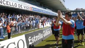 AGRADECIDOS. Los jugadores del Celta aplaudieron al público al final del entrenamiento y dieron las gracias por el apoyo recibido.