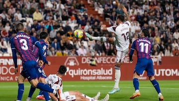 Higinio remara a puerta ante el Eibar.