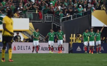 Javier 'Chicharito' Hernandez celebra el gol.