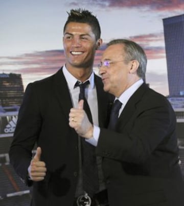 El delantero portugués del Real Madrid, Cristiano Ronaldo, tras firmar hoy con el presidente de la entidad madridista, Florentino Pérez, su renovación como futbolista del equipo, en el que jugará hasta junio de 2018.