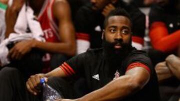 James Harden vio la victoria de los Rockets en Phoenix desde el banquillo.