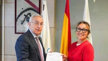 Alejandro Blanco entregando los avales a la secretaria general del COE, Victoria Cabezas.